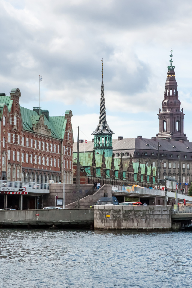 Красивые старинные здания у водного канала, Копенгаген. Дания