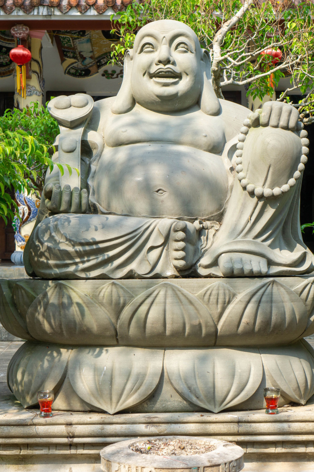 Большая статуя Будды в храме, Вьетнам