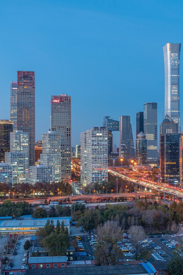 Большой ночной город под голубым небом 