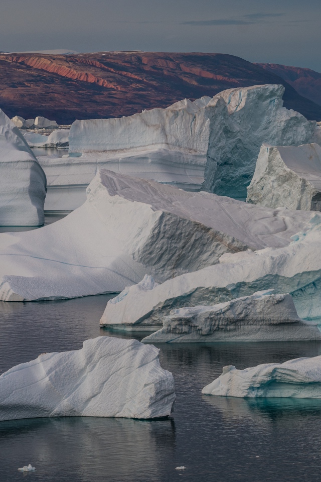 Большие белые айсберги в воде, Арктика 