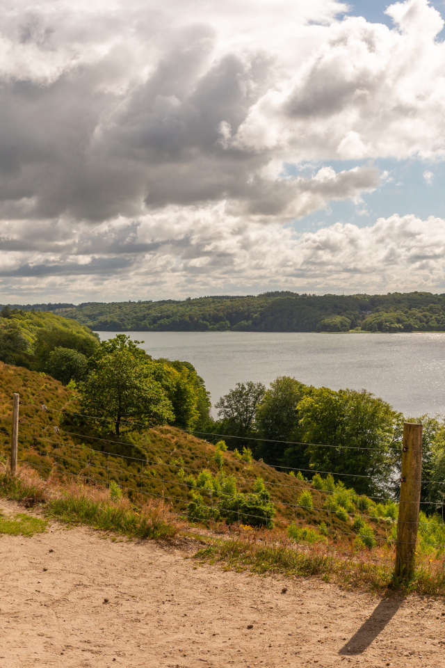 Низкие густые облака над рекой, Дания