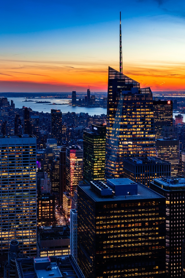 Высокие ночные небоскребы под красивым небом на закате 