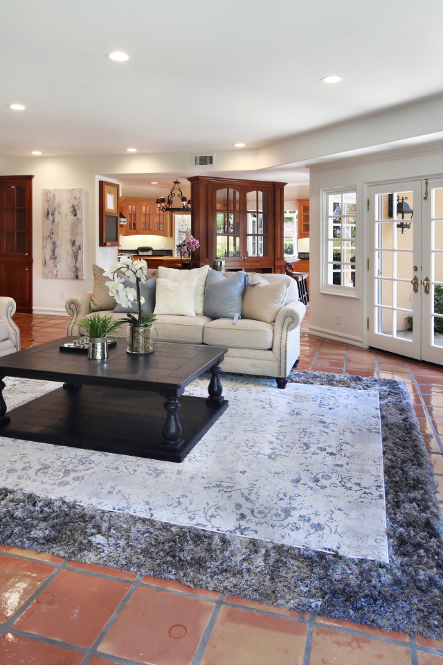 Комната в дорогом двухэтажном доме с камином