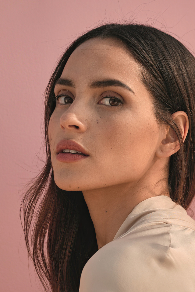 Актриса Адриа Архона на розовом фоне