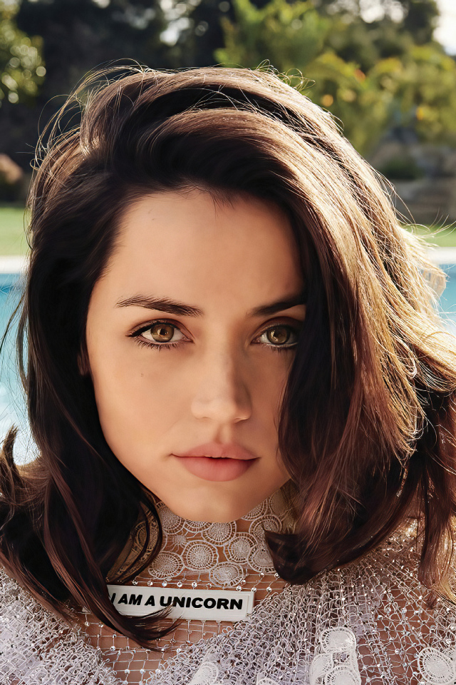 Актриса Ана де Армас у бассейна