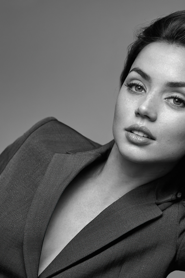 Актриса Ана де Армас в пиджаке на сером фоне