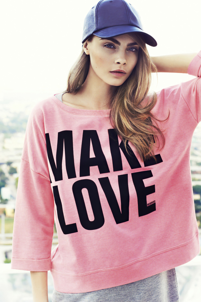 Актриса Кара Делевинь в кепке