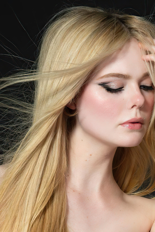 Актриса  Эль Фэннинг на черном фоне