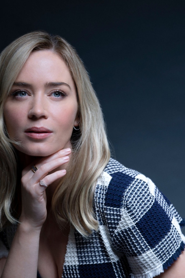 Актриса Эмили Блант на сером фоне