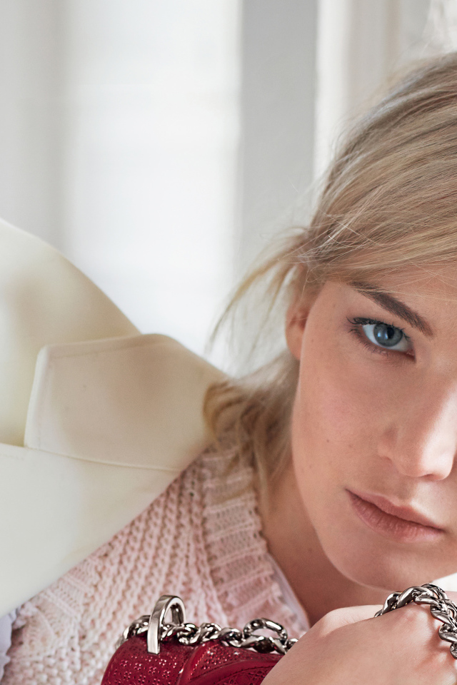 Актриса Дженнифер Лоуренс в красном пиджаке