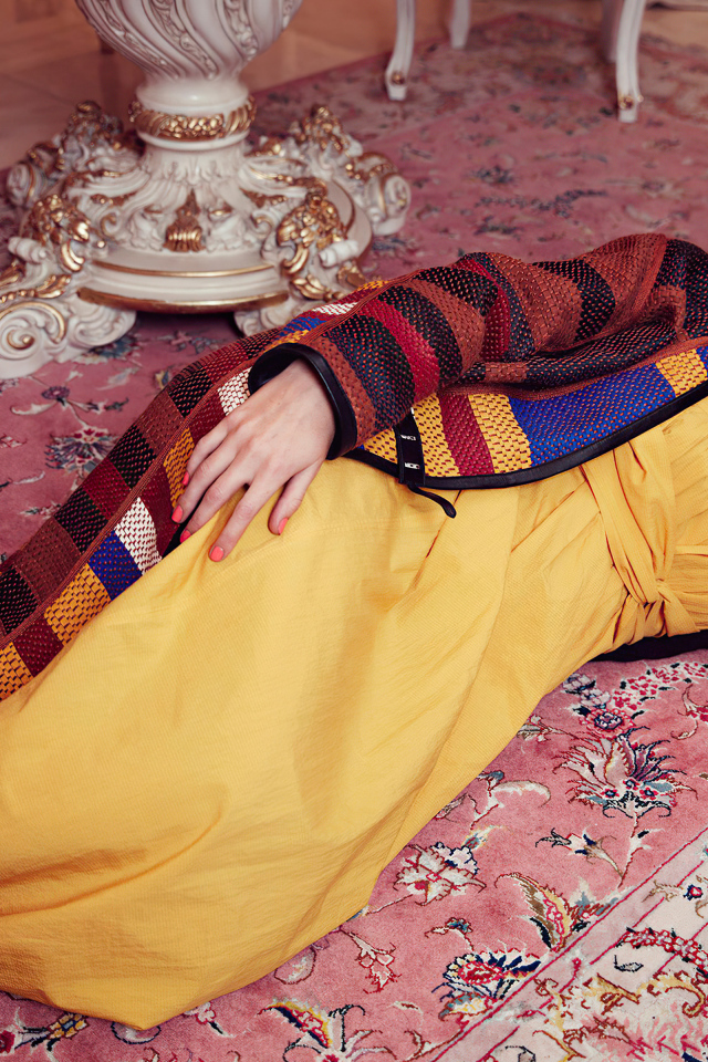 Актриса Кира Найтли лежит на полу