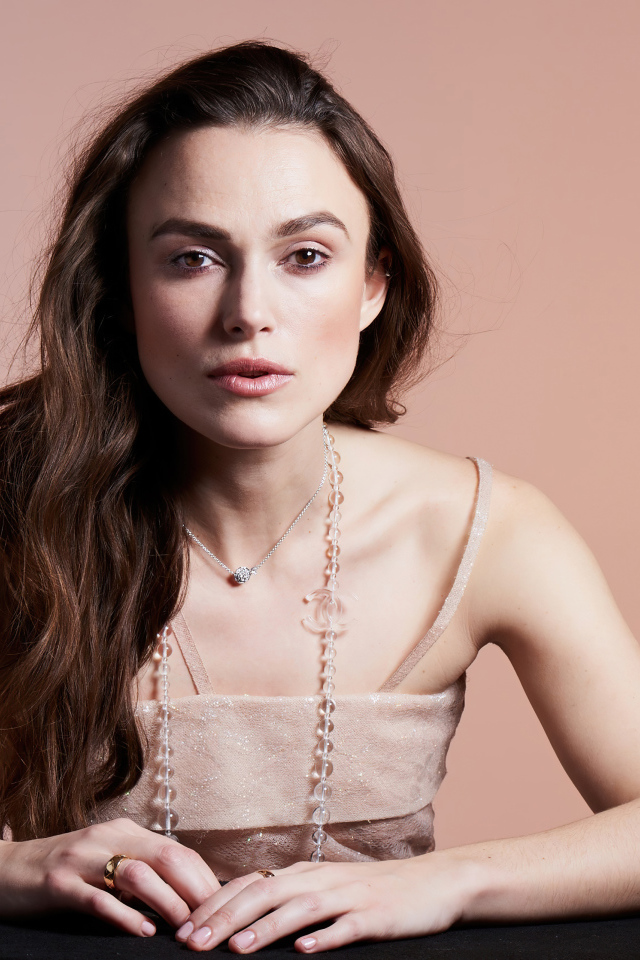 Актриса Кира Найтли на розовом фоне