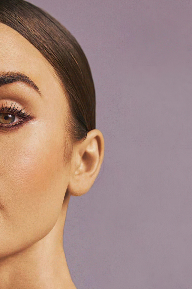 Актриса Лили Коллинз на розовом фоне крупным планом