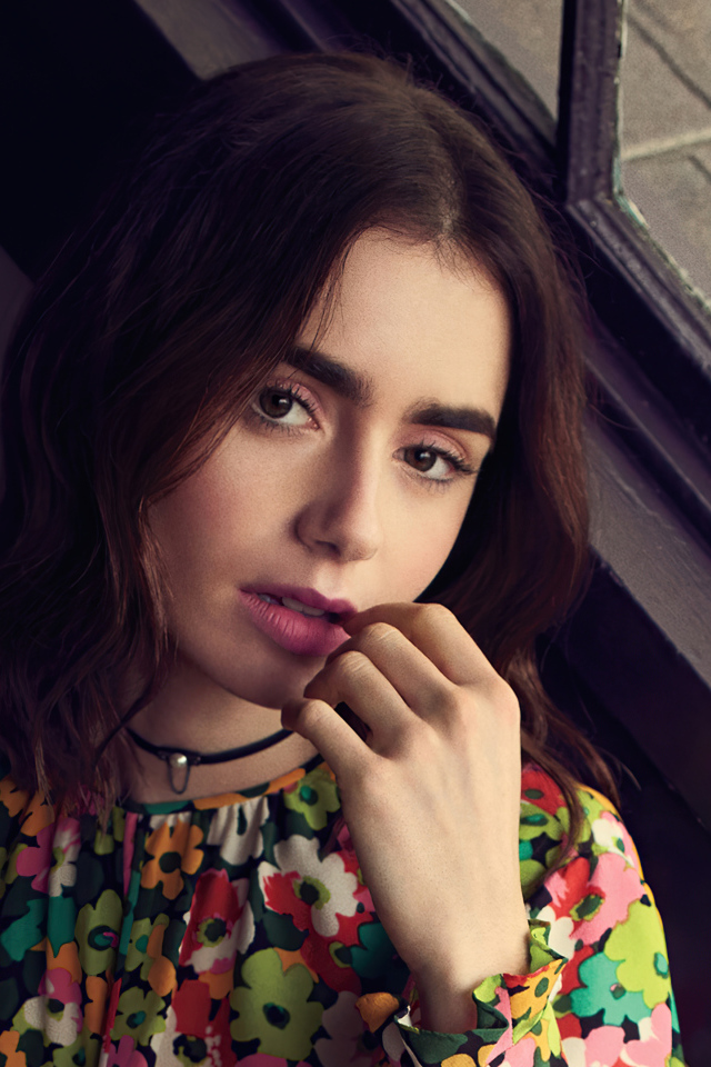 Актриса Лили Коллинз сидит у окна