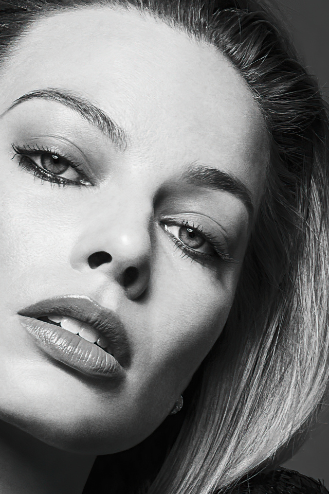 Актриса Марго Робби черно-белое фото