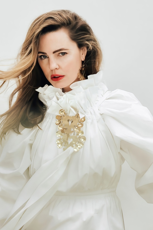 Актриса Мелисса Джордж в белом платье