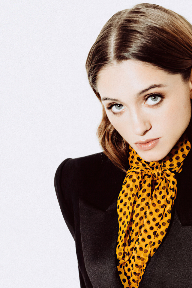 Актриса Наталия Дайер в черном пиджаке на белом фоне