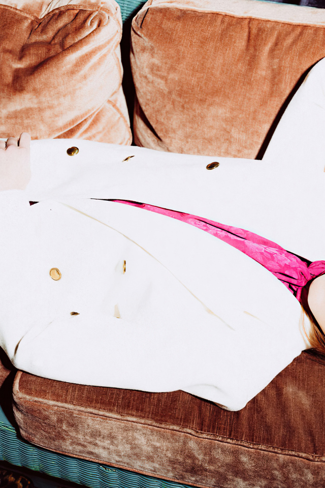 Актриса Наталия Дайер лежит на диване