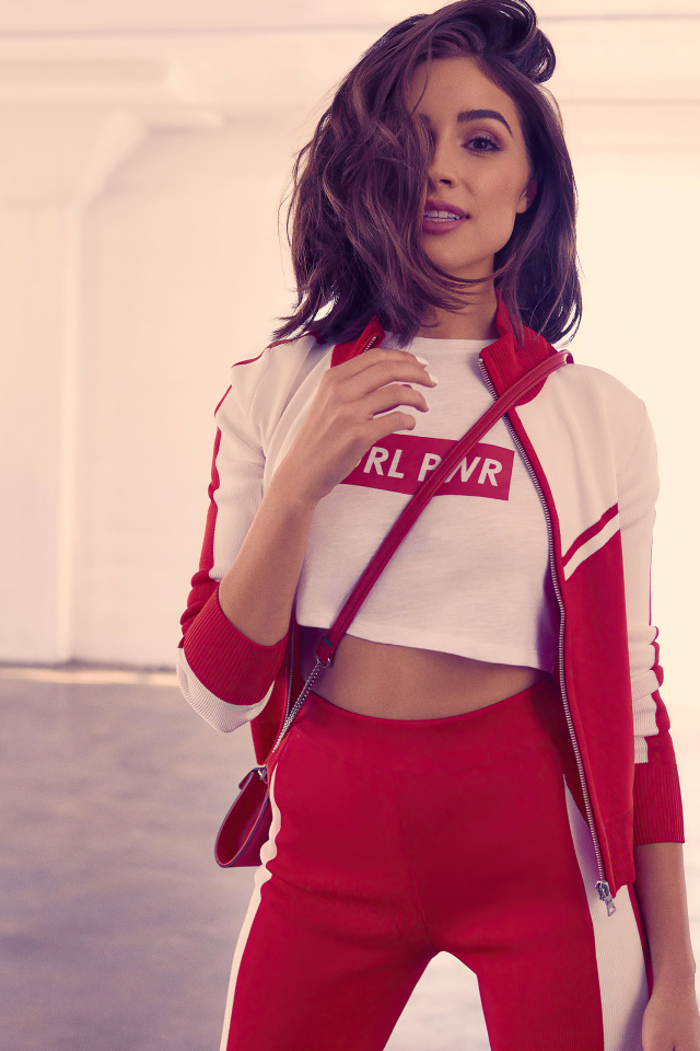 Актриса Оливия Калпо в красном костюме