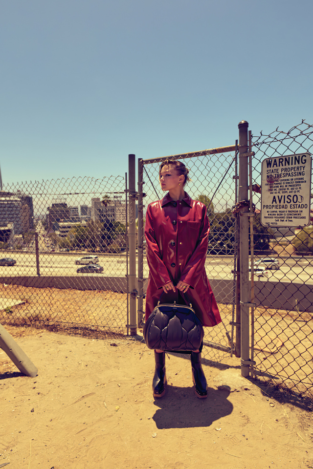 Актриса Оливия Холт в красном пальто