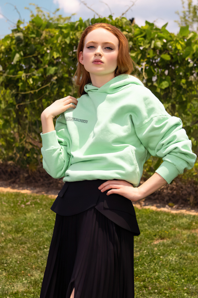 Актриса Сэди Синк в черной юбке