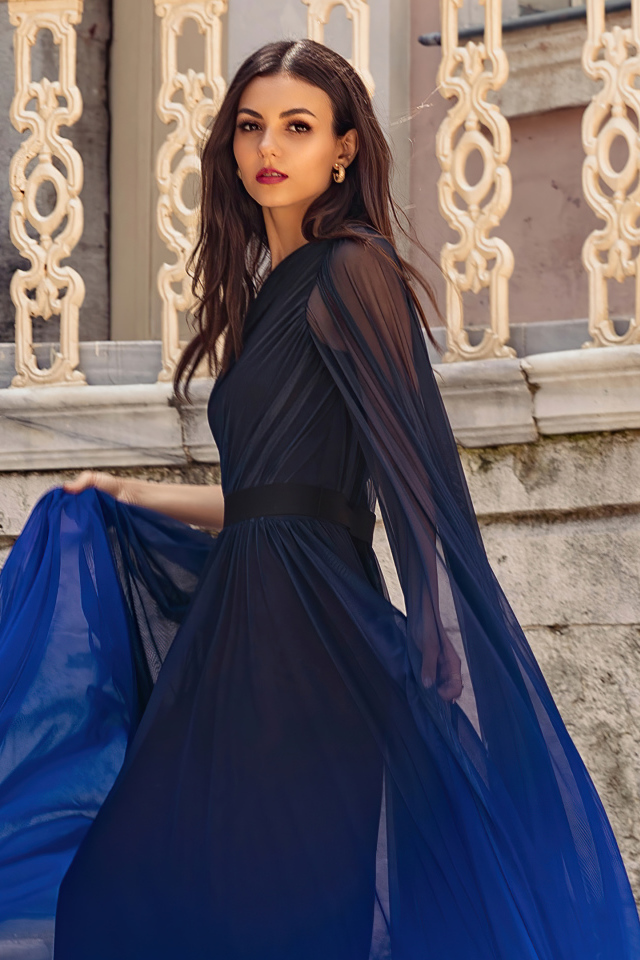 Актриса  Виктория Джастис в красивом платье у стены