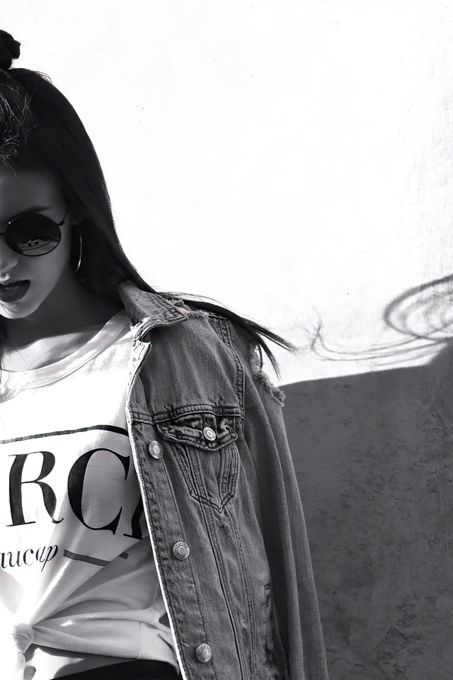 Актриса  Виктория Джастис в очках у стены