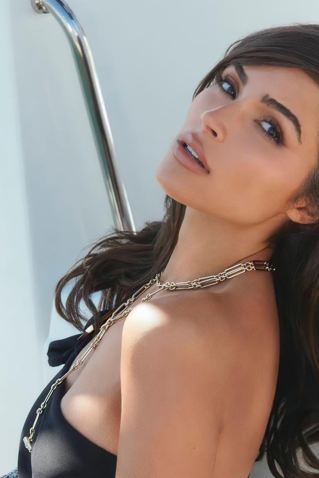 Актриса и модель Оливия Калпо у стены