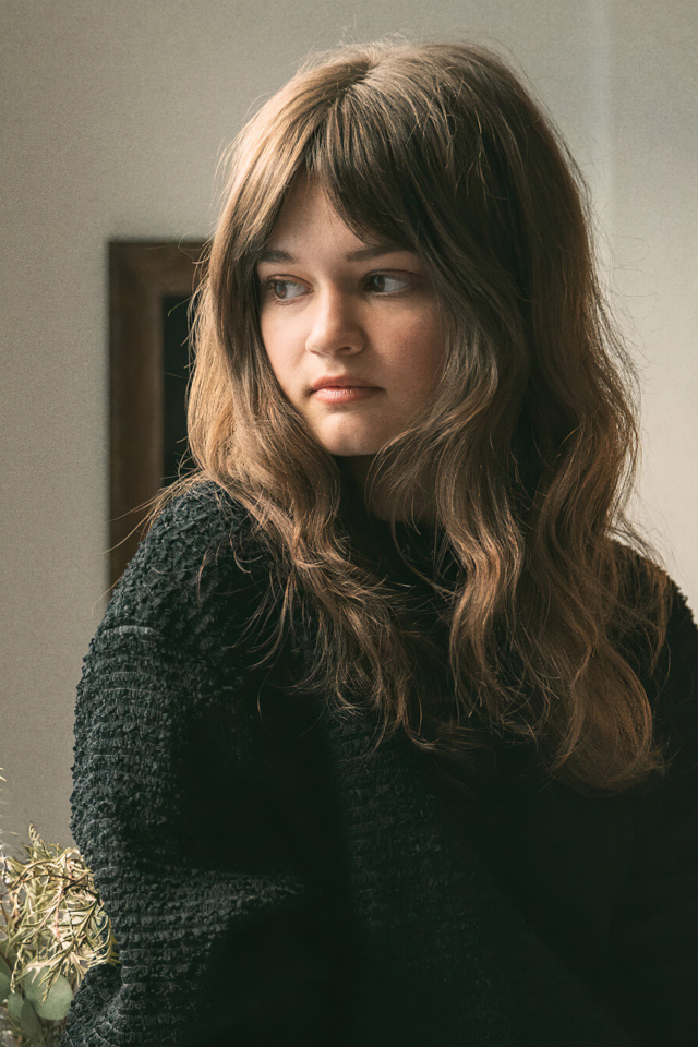 Американская актриса Сиэра Браво в черном свитере