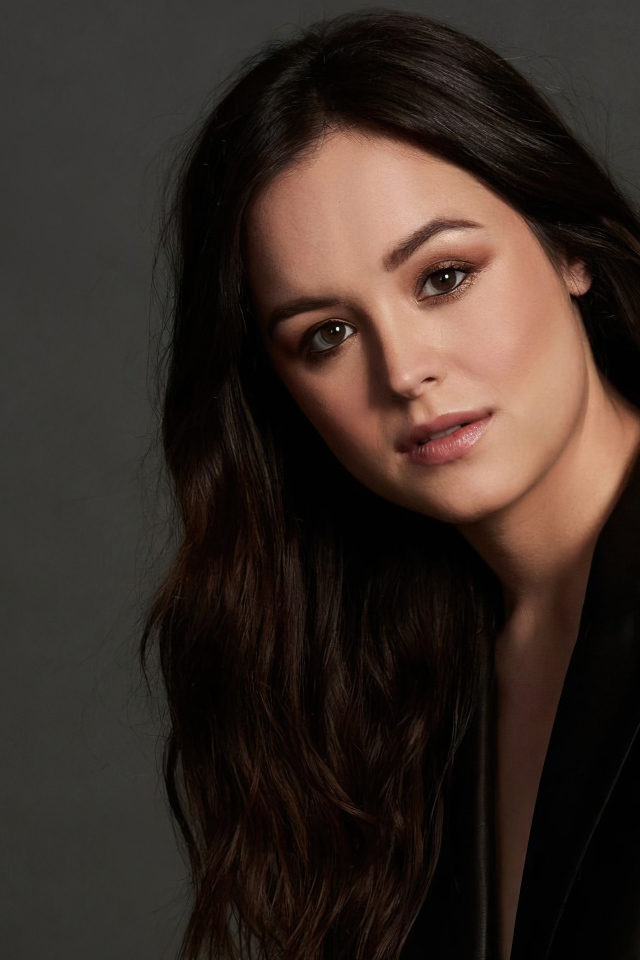 Американская актриса Хейли Оррантия в черной куртке