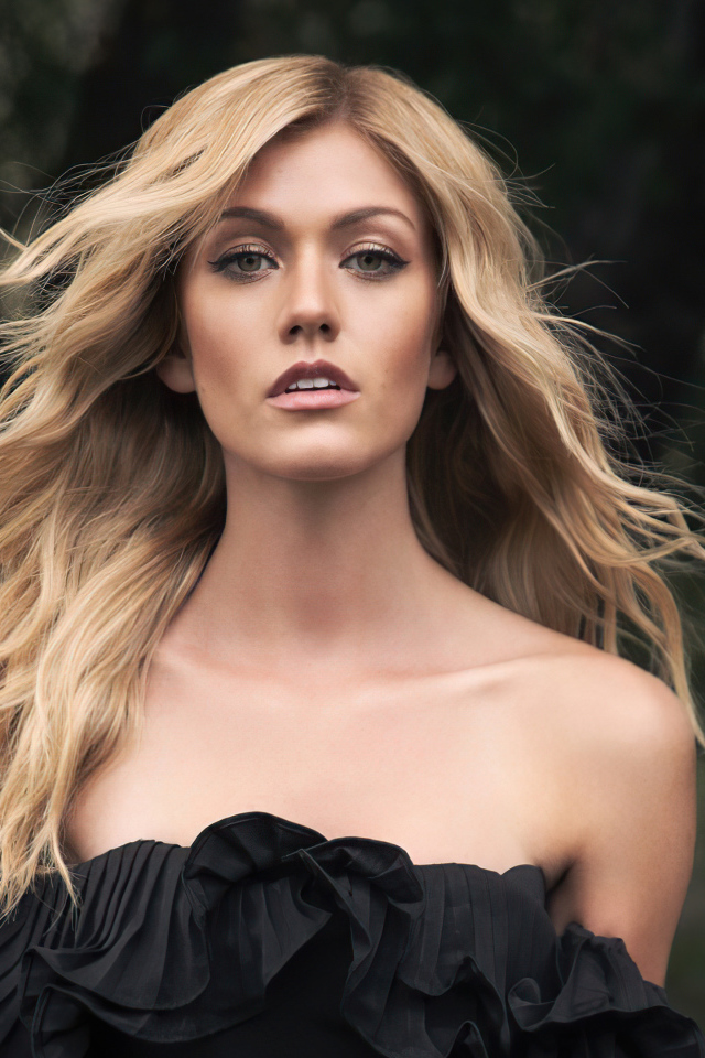 Американская актриса Кэтрин Макнамара в черном платье