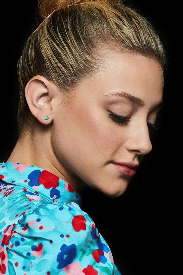 Американская актриса Лили Рейнхарт на черном фоне