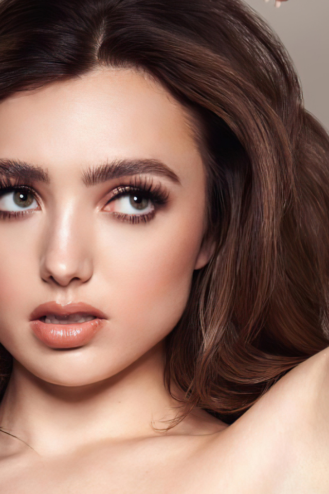 Американская актриса Пейтон Лист на сером фоне