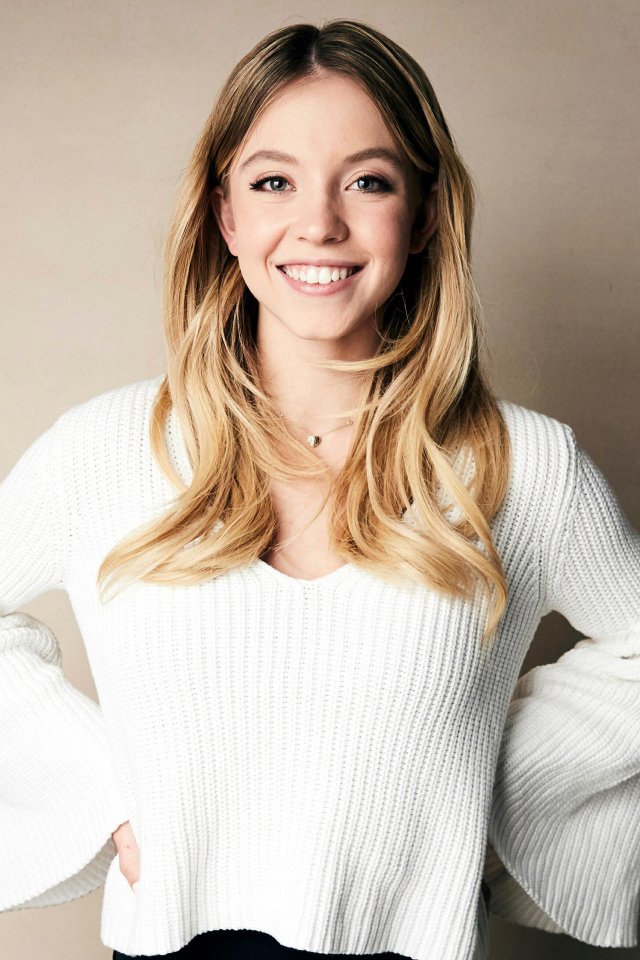 Американская актриса Сидни Суини  в белом свитере