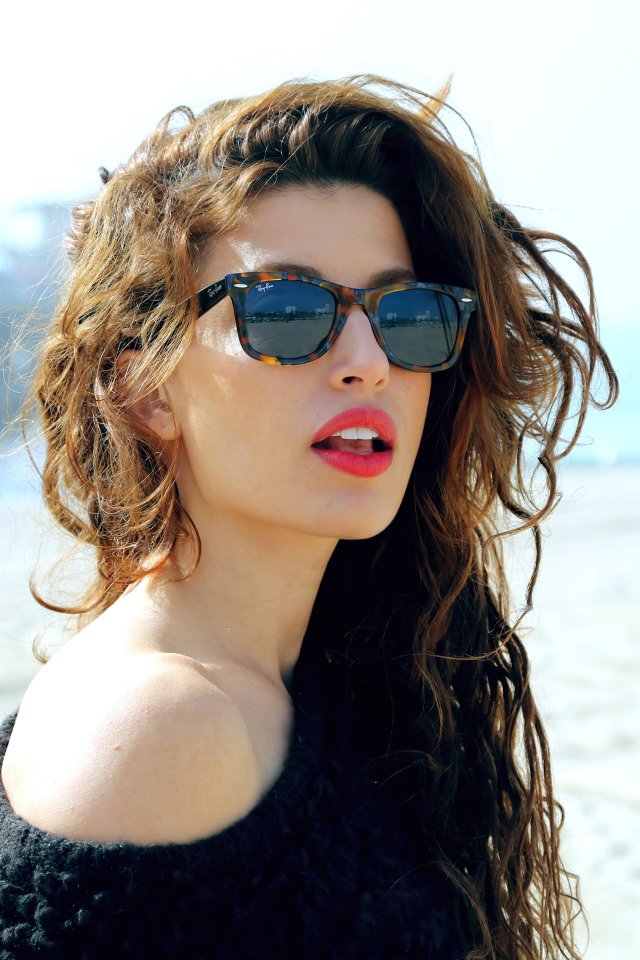 Американская актриса Таня Реймонд в солнечных очках