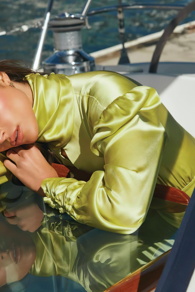 Американская актриса и модель Оливия Калпо на катере