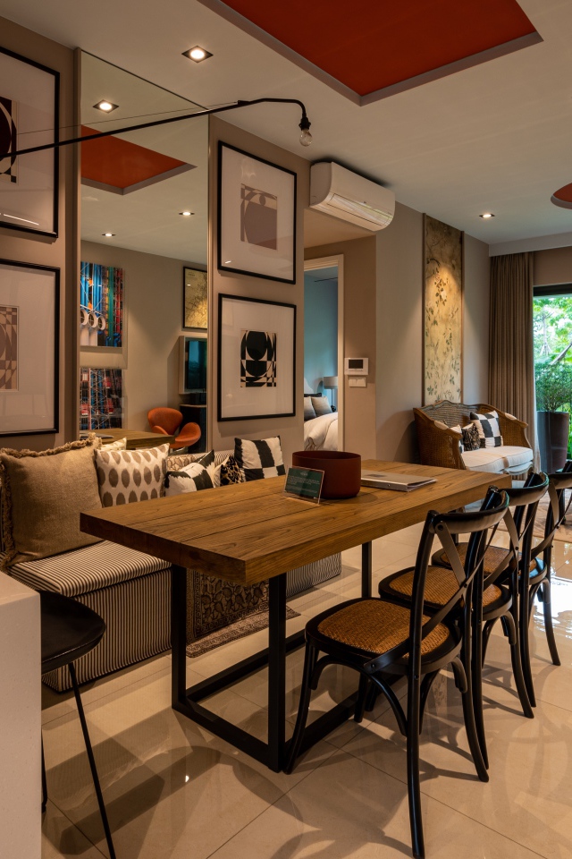 Дубовый стол стоит в просторной гостиной 