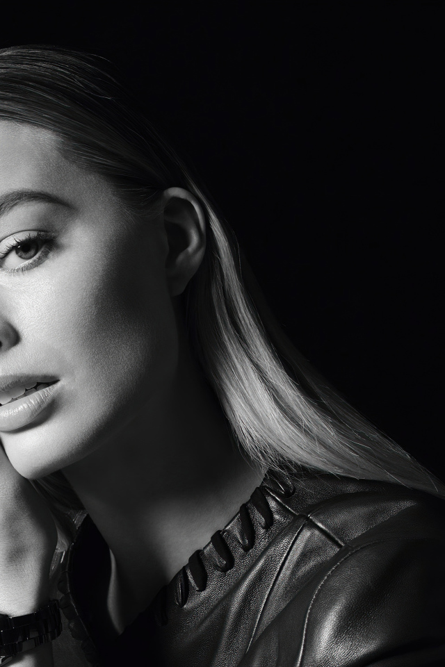 Австралийская актриса Марго Робби на черном фоне