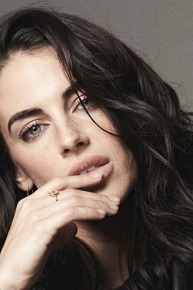 Красивая канадская актриса Джессика Лаундс на сером фоне