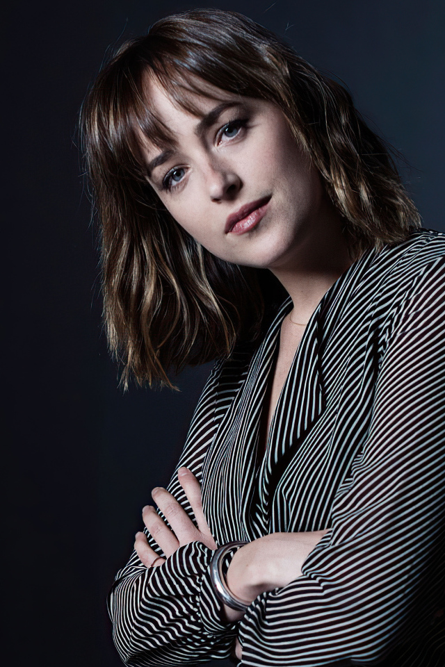 Красивая актриса Дакота Джонсон в полосатой рубашке