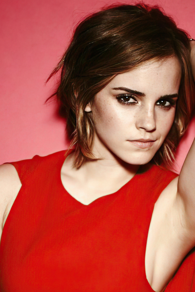 Красивая актриса Эмма Уотсон на красном фоне