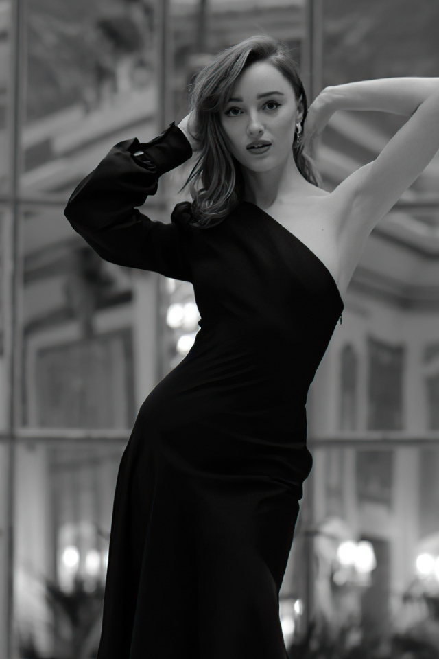 Красивая актриса Фиби Дайневор в черном платье