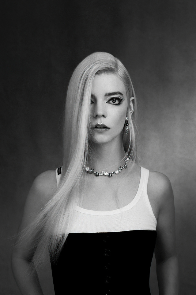 Красивая блондинка актриса Аня Тейлор-Джой черно-белое фото