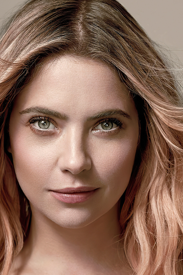 Красивая блондинка актриса Эшли Бенсон