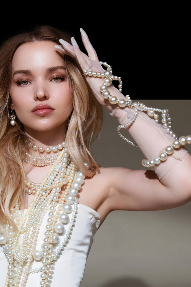 Красивая блондинка, актриса Дав Камерон в украшениях