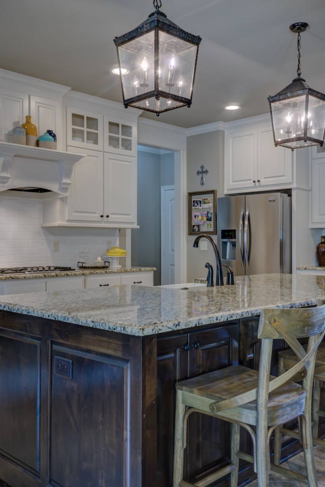 Красивая светлая кухня со светильниками