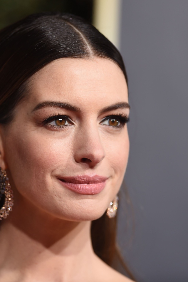 Красивая кареглазая актриса Энн Хэтэуэй