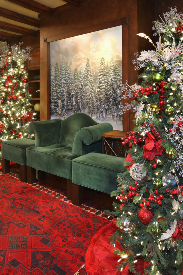 Красивая украшенная декором к рождеству комната 