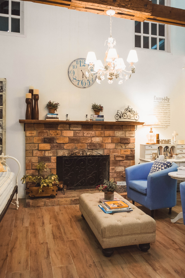 Красивая мебель в комнате с камином и балконом 