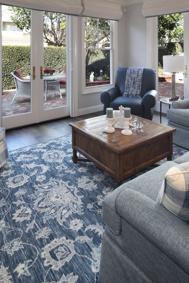 Красивая мебель в гостиной комнате в доме